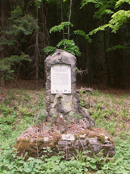 Pomník lesníků u silnice pod Javorkem.