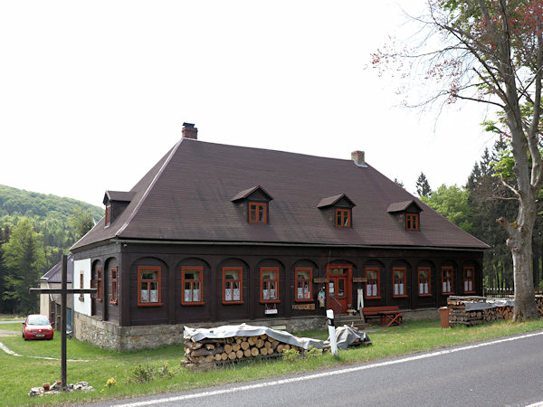 Bývalá hájovna s hostincem u hlavní silnice.