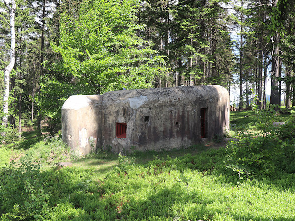 Betonbunker der Grenzbefestigung oberhalb der Straße nach Chřibská (Kreibitz).