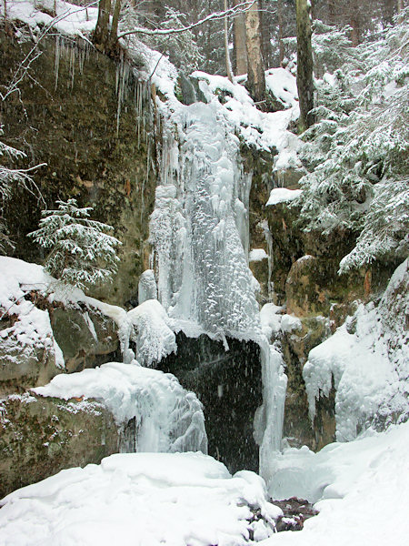 Gefrorener Wasserfall im Winter.