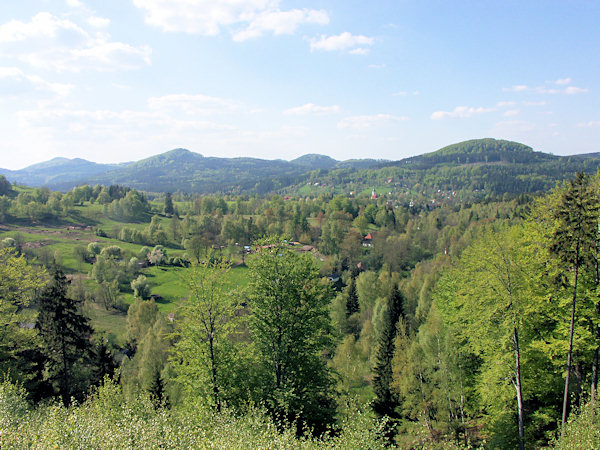 Aussicht von der Kočárová cesta (Buchbergstrasse) über Kytlice auf den Javor (Grosser Ahrenberg) und Studenec (Kaltenberg).
