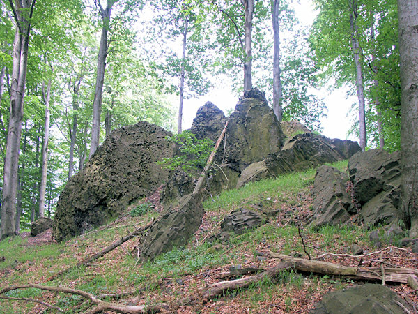 Basaltfelsen auf dem Gipfel des Malá Tisová.