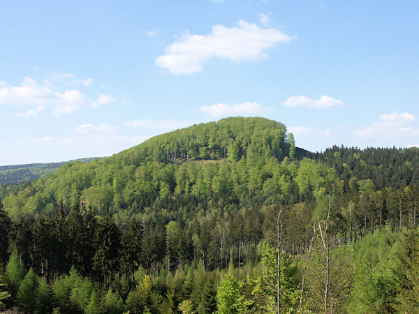Ansicht des Aschberges vom Süden über das Tal des Červený potok-Baches.