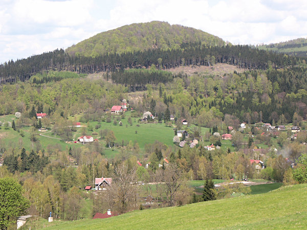 Blick auf den Sokol-Berg vom Süden über das Kamenice-Tal.