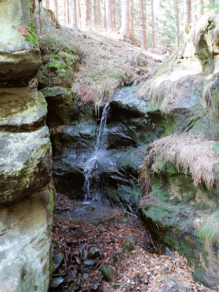 Der Kleine Bělský-Wasserfall.