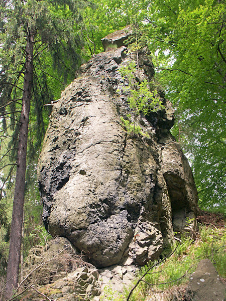 Čedičová skála Psí kostel nad závěrem údolí.