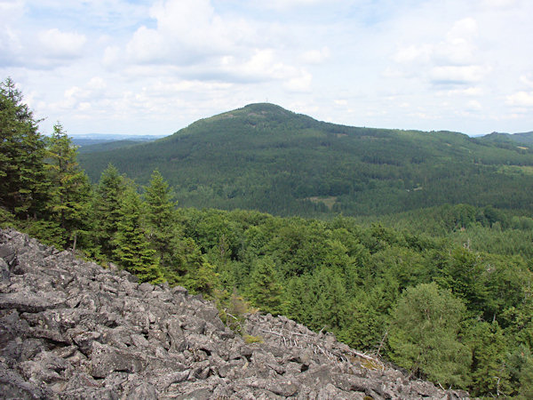 Steinschuttfeld unterhalb des Gipfels des Velká Tisová (Grosser Eibenberg).