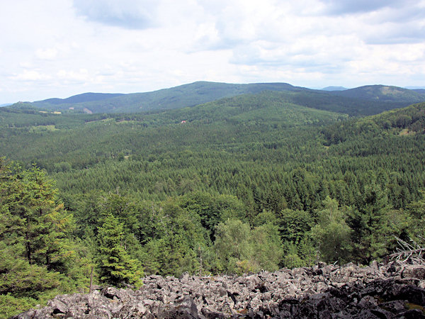 Výhled z Velké Tisové směrem na Pěnkavčí vrch.