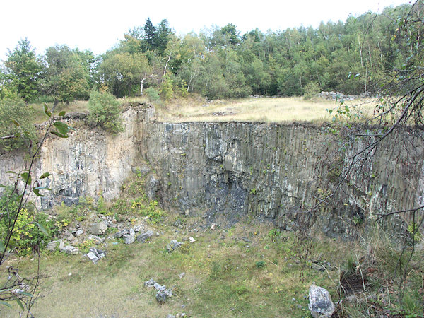 Untere Etage des Basaltsteinbruches.