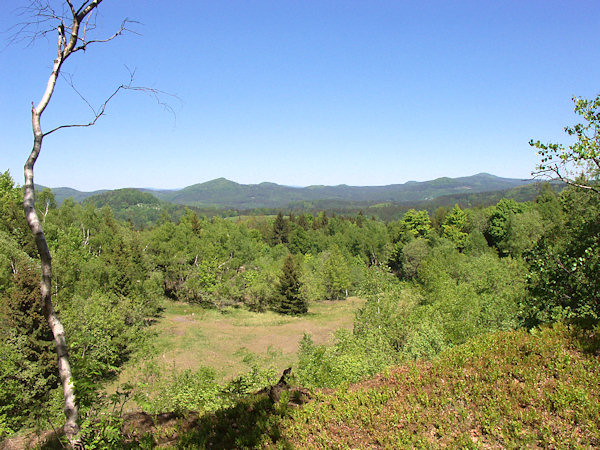 Aussicht vom Steinbruch auf dem Klučky-Kamm (Klutschken) nach Norden.