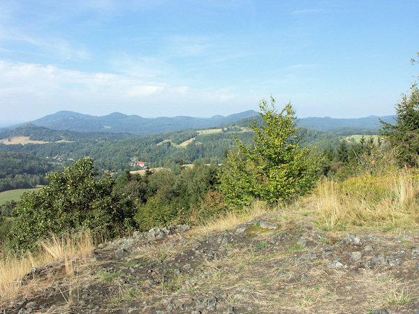 Blick vom Rande der Wiese auf dem Obrázek (Bildstein) in Richtung zum Studenec (Kaltenberg).
