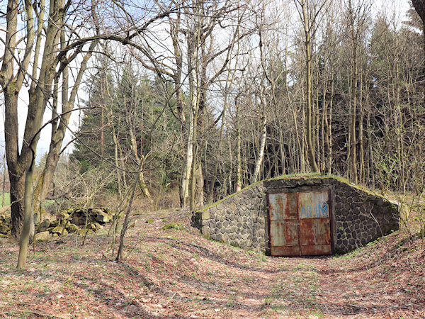 Zbytky základů výletního hostince Oberwald u silnice do Slunečné.