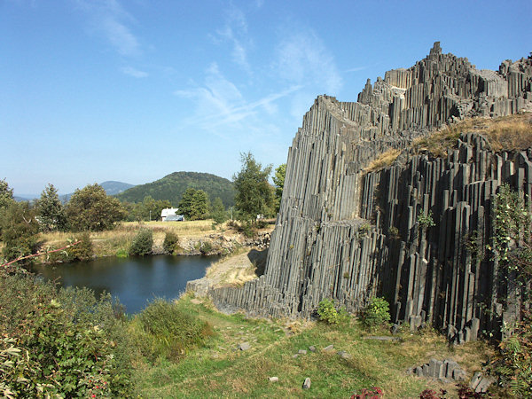 Der Panská skála- (Herrenhaus-) Felsen ist ein einzigartiges Beispiel der Absonderung des Basaltes in Säulen.