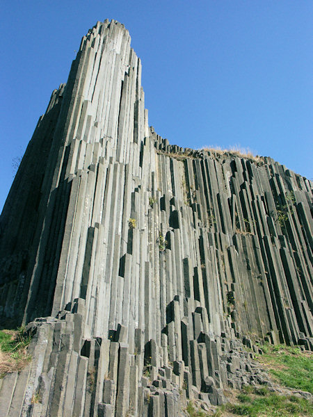 Detail čedičových sloupů v hlavní stěně Panské skály.