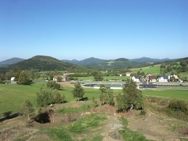 Die schöne Aussicht auf die Berglandschaft des Lausitzer Gebirges wurde 2006 durch einen riesigen Parkplatz verhunzt.