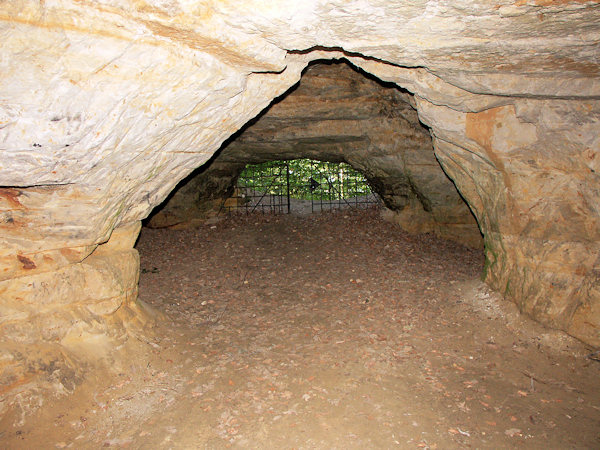 Vnitřek Riedelovy jeskyně u Dolního Prysku.