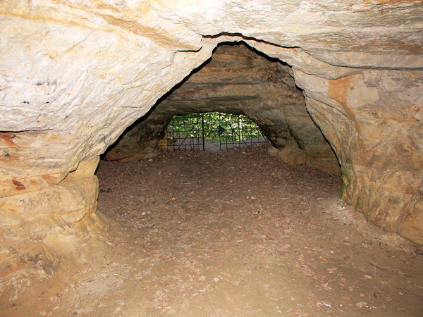 Das Innere von Riedels Sandhöhle bei Dolní Prysk (Nieder Preschkau).