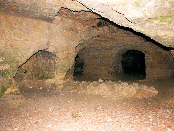 Das Innere von Riedels Sandhöhle bei Dolní Prysk (Nieder Preschkau).