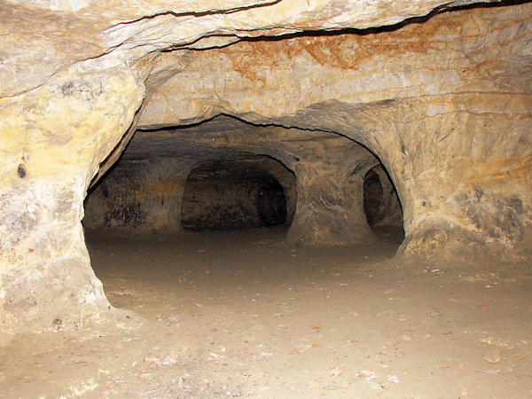 Das Innere von Riedels Sandhöhle bei Dolní Prysk (Nieder Preschkau).