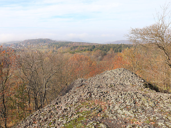 Jedna z vyhlídek na skalnatém vrcholku Rozsochy.