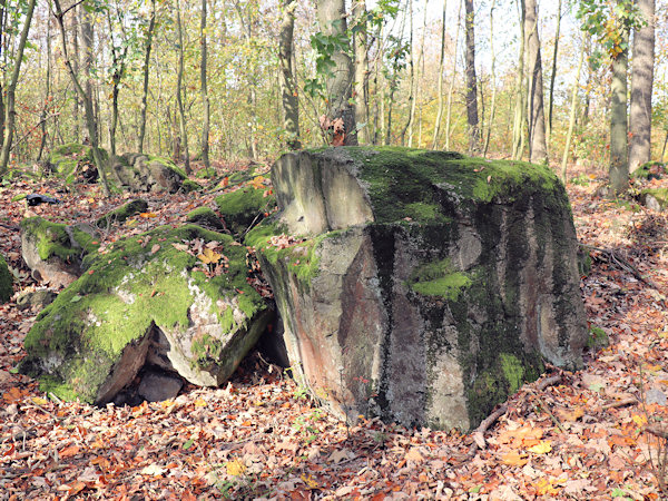 Einer der Basaltblöcke unterhalb des Gipfels.