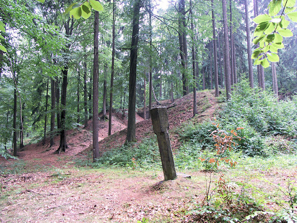 Blick in den Steinbruch mit dem steinernen Denkmal.