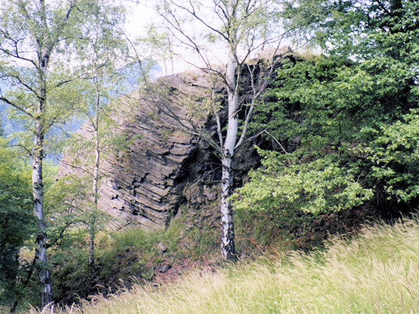 Felsen mit säulenförmig abgesondertem Basalt am Herdstein.