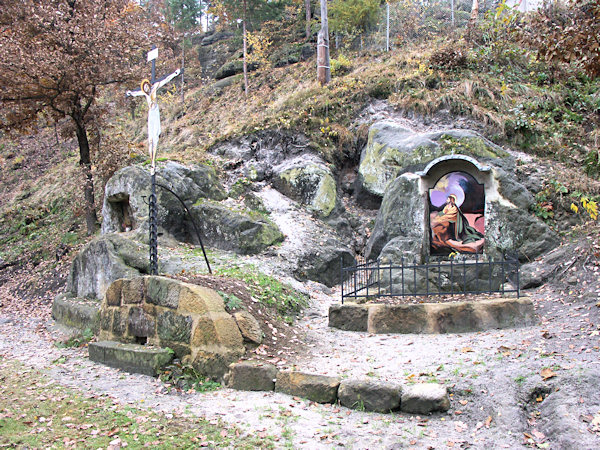 Fläche mit dem Kreuz und der Nische mit dem Bild Christus auf dem Ölberg.