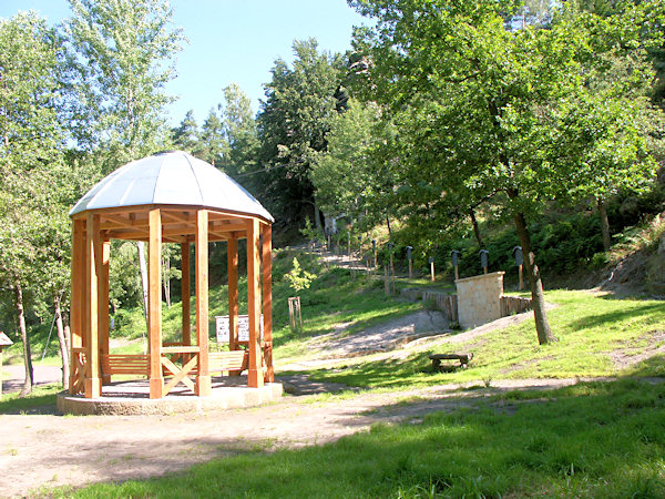 Der hölzerne Altan am Fusse des Hügels Stráž. Im Hintergrund steigt der Kreuzweg zur Kapelle des heiligen Grabes hinauf.