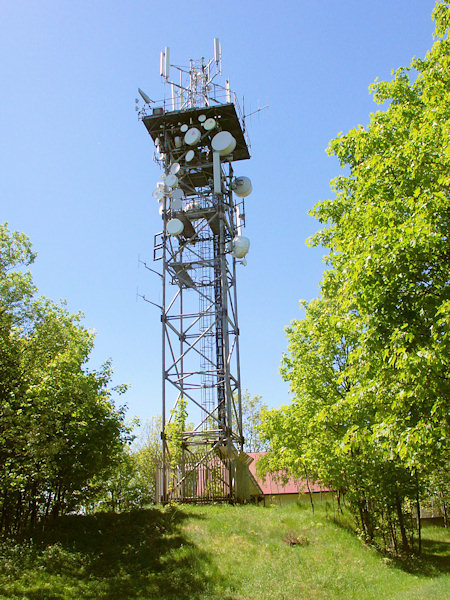 Radiokomunikační stožár na vrcholu kopce.