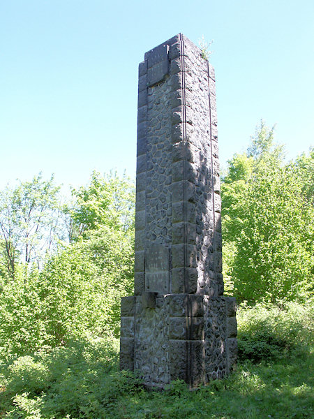 Pomník padlým v 1. světové válce na západním svahu kopce.