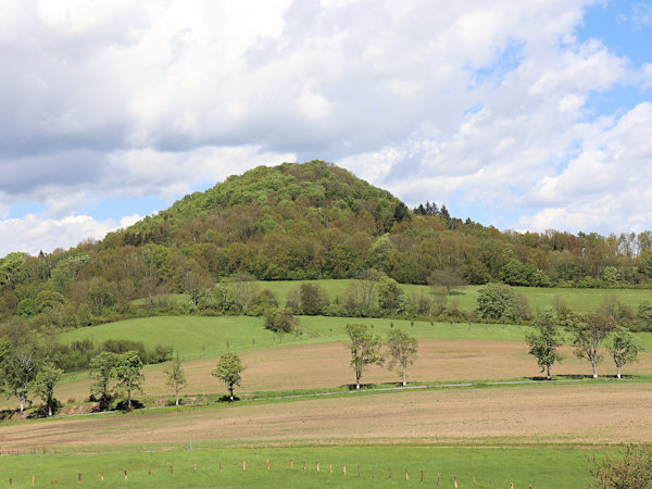 Blick auf den Chotovický vrch vom Südwesten.