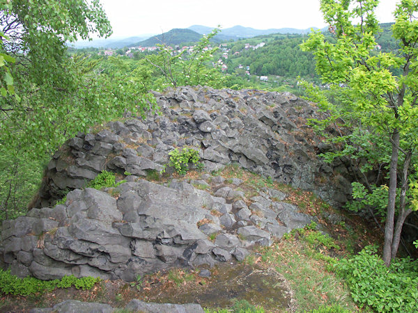 Aussichtspunkt Česká skála auf der Nordseite des Gipfels.