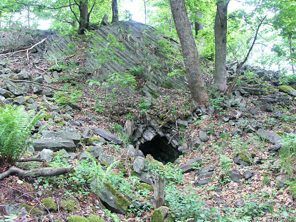 Stollenmundloch unter dem Gipfel des Česká skála-Berges.