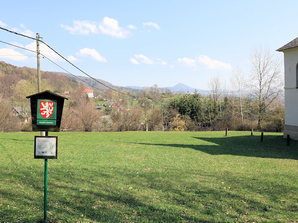 Die Pfarrwiese an der Kirche in Slunečná (Sonneberg).