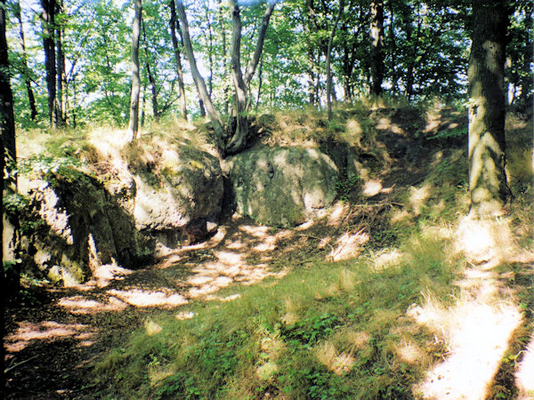 Grube an der Stelle eines ehemaligen Kellers unter dem Hauptgebäude der PihlerBurg.