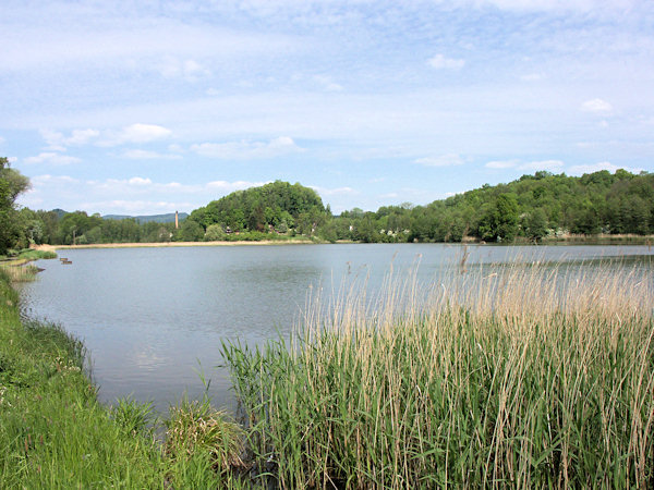 Celkový pohled na rybník od východu.