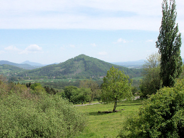 Blick auf den Skalický vrch (Langenauer Berg) vom Slunečná (Sonneberg).