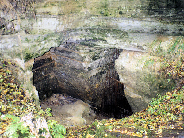 Eingang in den unterirdischen Steinbruch.