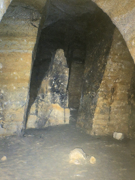 Ein Jehla (Nadel) genannter Steinblock im unterirdschen Steinbruche.
