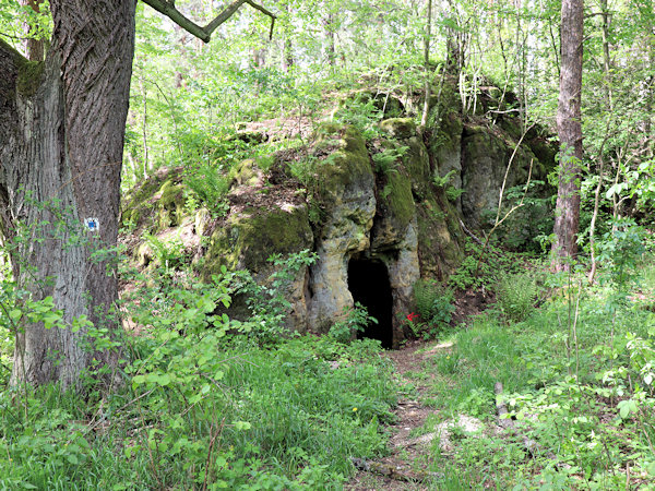 Felsen mit Zugang zum Keller des ehemaligen Gasthauses.