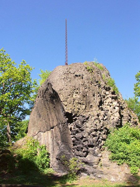 Der Basaltfelsen auf dem Gipfel.