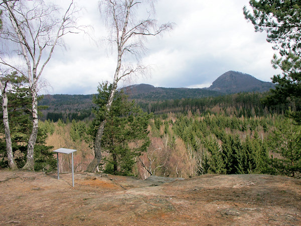 Blick vom Aussichtspunkt auf den Klíč (Kleis) und den Pramenný vrch (Bornberg).
