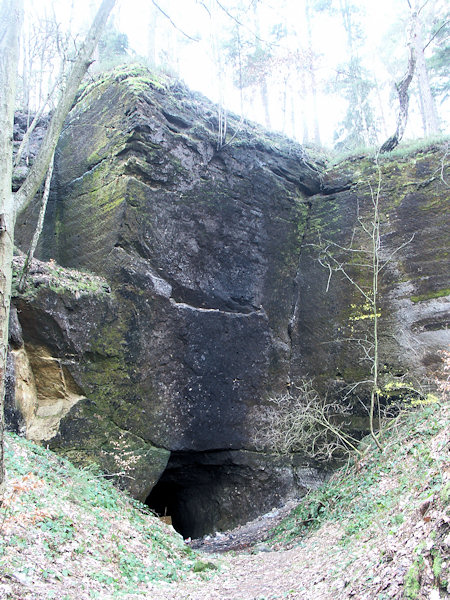 Der Eingang in die Novoborská jeskyně.