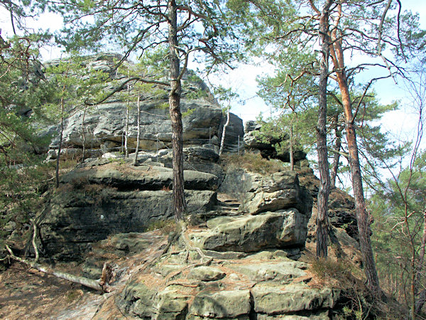 Der höchste Felsen der Havraní skály (Rabensteine) mit der Aussichtsplattform.