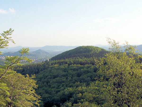 Blick auf den Pramenný vrch (Bornberg) vom Hang des Klíč (Kleis).