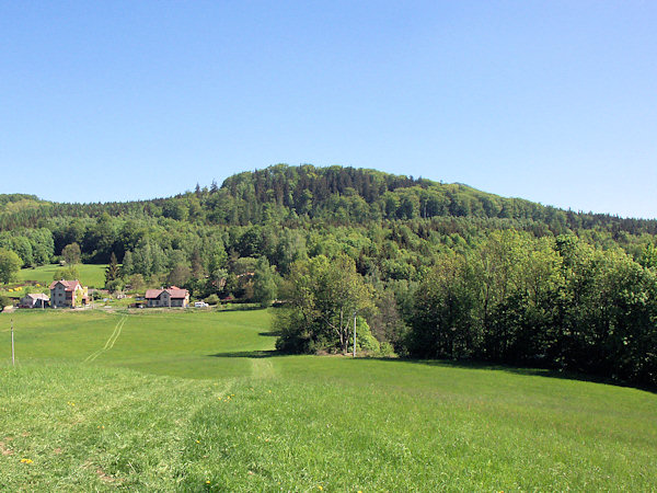 Blick auf den Břidličný-Berg von Borská skalka (Hasenberg bei Haida) aus.