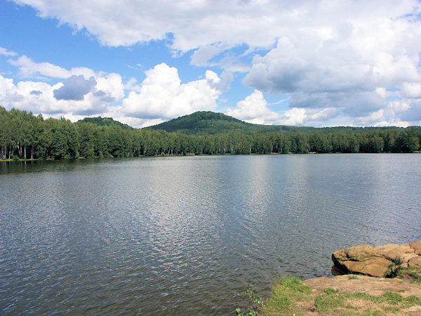 Pohled na Radvanecký rybník od jihozápadu. V pozadí je vrch Strážný.