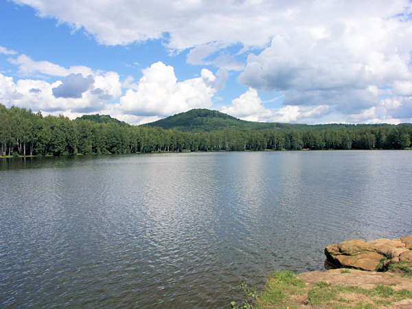 Blick auf den Brettteich von Südwesten. Im Hintergrunde der Strážný (Wachberg).