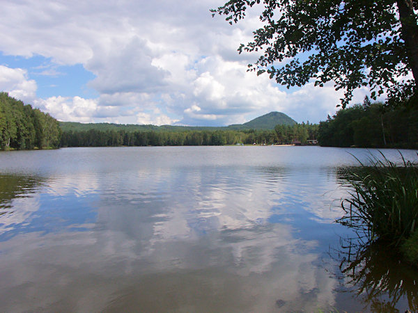 Blick über den Radvanecký-Teich zum Ortel (Urteilsberg).